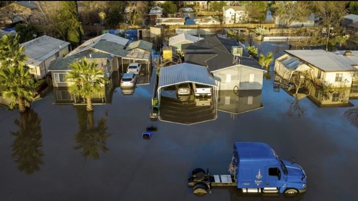 अमेरिका में बाढ़ से हाहाकार