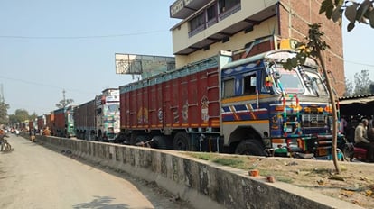 Ballia: युवक संग मारपीट के आरोपियों पर कब होगी कार्रवाई, आक्रोशित ग्रामीणों ने किया सड़क जाम ग्रामीणों के प्रदर्शन के कारण लगा लंबा जाम
