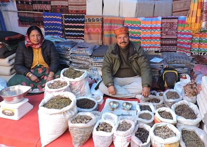 Bageshwar News: हेलीकॉप्टर से बागनाथ धाम में हुई सवा क्विंटल फूलों की वर्षा बागेश्वर के उत्तरायणी मेले में धारचूला से लाए मसाले बेचते किशन बोनाल और उनकी पत्नी आशा बोनाल। सं?