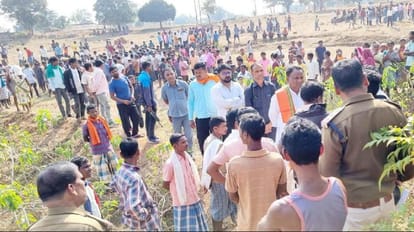 भाजपा नेता की हत्या की सूचना पर लोगों की भीड़ जुट गई।