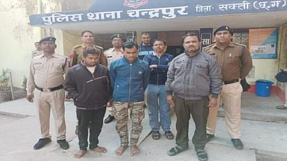 पुलिस गिरफ्त में आरोपी।