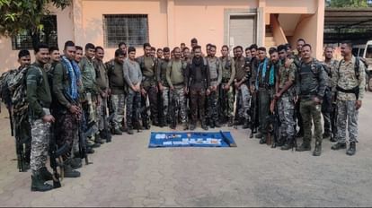 मुठभेड़ के बाद नक्सलियों से बरामद सामान।