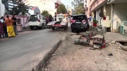 ट्रक की टक्कर से क्षतिग्रस्त हुए वाहन।