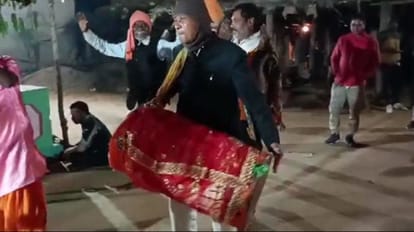 मांदर बजाते पूर्व गृहमंत्री और विधायक ननकीराम कंवर।