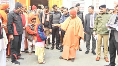 जनता दरबार में छोटे कद की महिला से मिलते हुए सीएम योगी