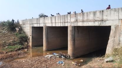 Jagdalpur: बाइक सहित पुल से नीचे गिरकर युवक की मौत, देर रात पत्नी से मिलने के लिए निकला था पुल से बाइक सहित नीचे गिरा युवक।