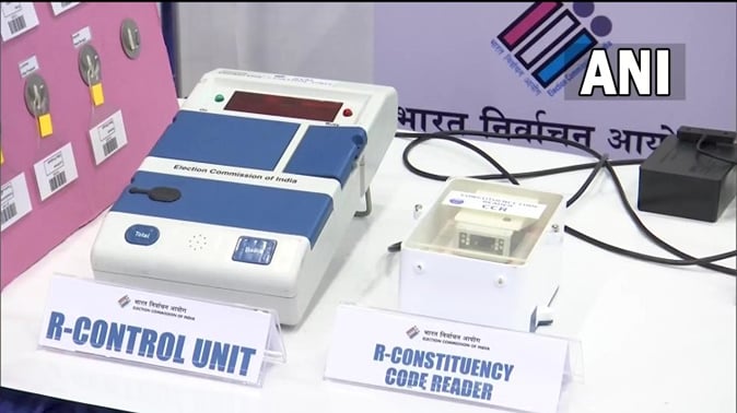 Election Commission: चुनाव आयोग ने राजनीतिक दलों को दिखाया RVM का प्रोटोटाइप, डेमो में विपक्ष के कई नेता मौजूद