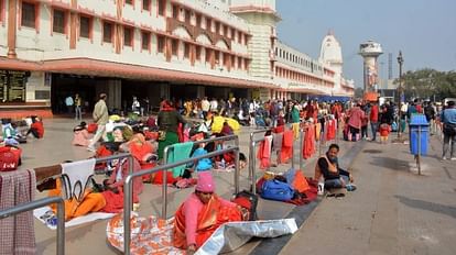 Varanasi Weather: नम पछुआ हवाओं ने बनारस में फिर बढ़ा दी ठंड, आज से खुल गए स्कूल रेलवे स्टेशन के बाहर धूप में बैठे यात्री