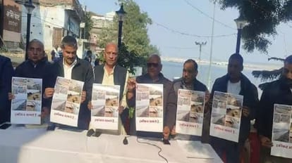 Varanasi: खतरे में बनारस के घाट, कांग्रेस नेता अजय राय बोले- गंगा में गिर रहे नाले नहीं हुए बंद पोस्टर जारी करते अजय राय सहित अन्य कांग्रेस नेता