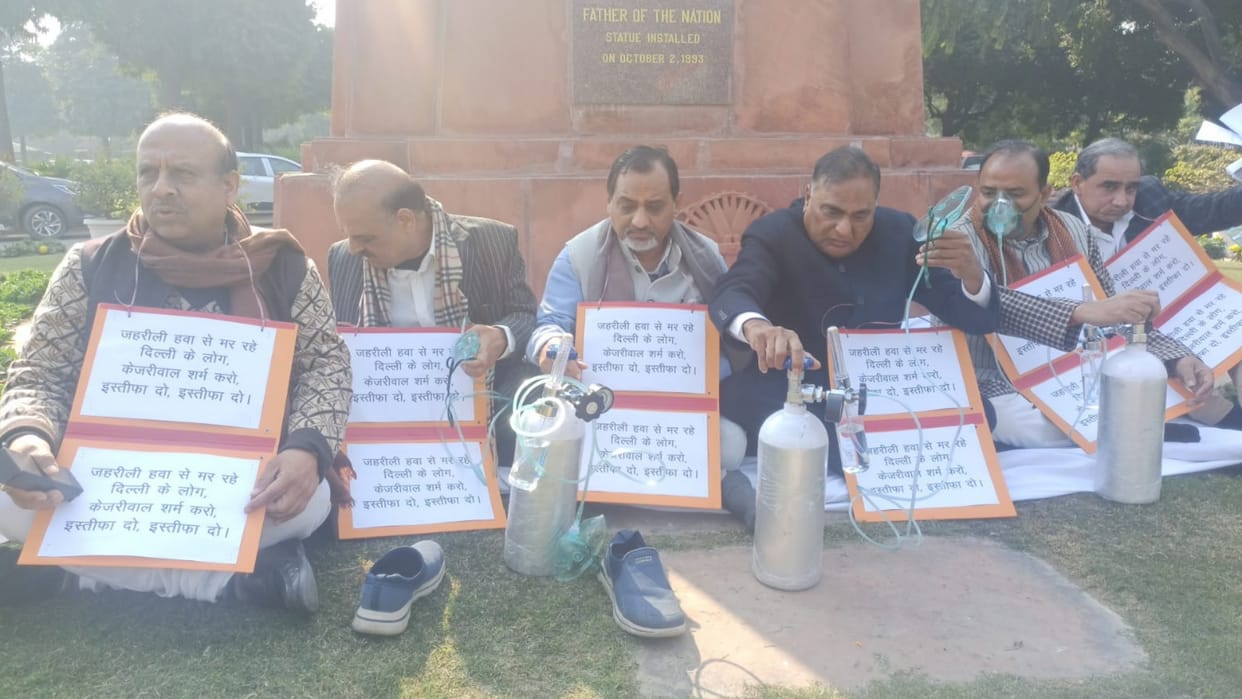 Delhi Assembly BJP mla carry oxygen cylinder and mask speaker send them out protesting know detail