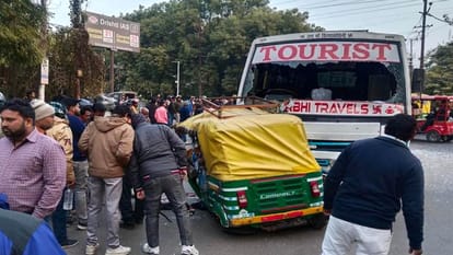 Auto driver killed in bus collision condition of four passengers critical