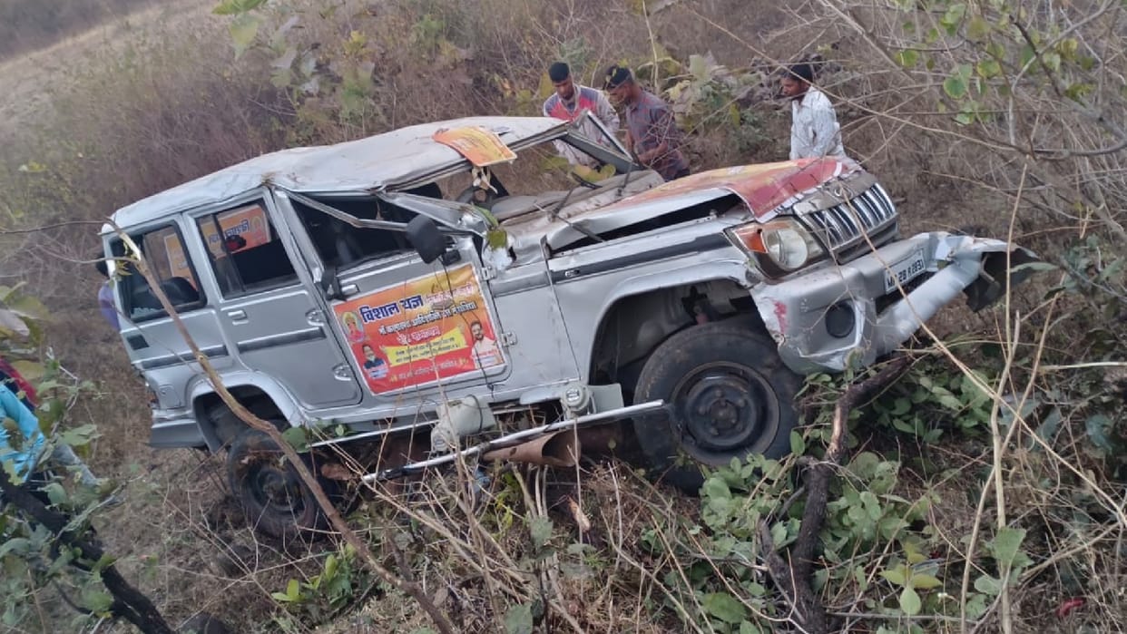 Bolero fell into the ditch due to uncontrollable turn, BJP leader died in the accident