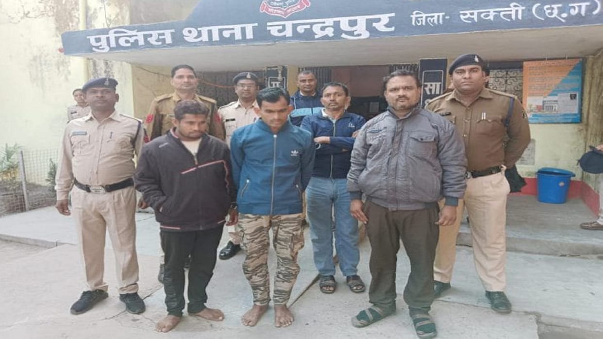 four arrested in theft of 50 lakhs from bjp parshad house in sakti