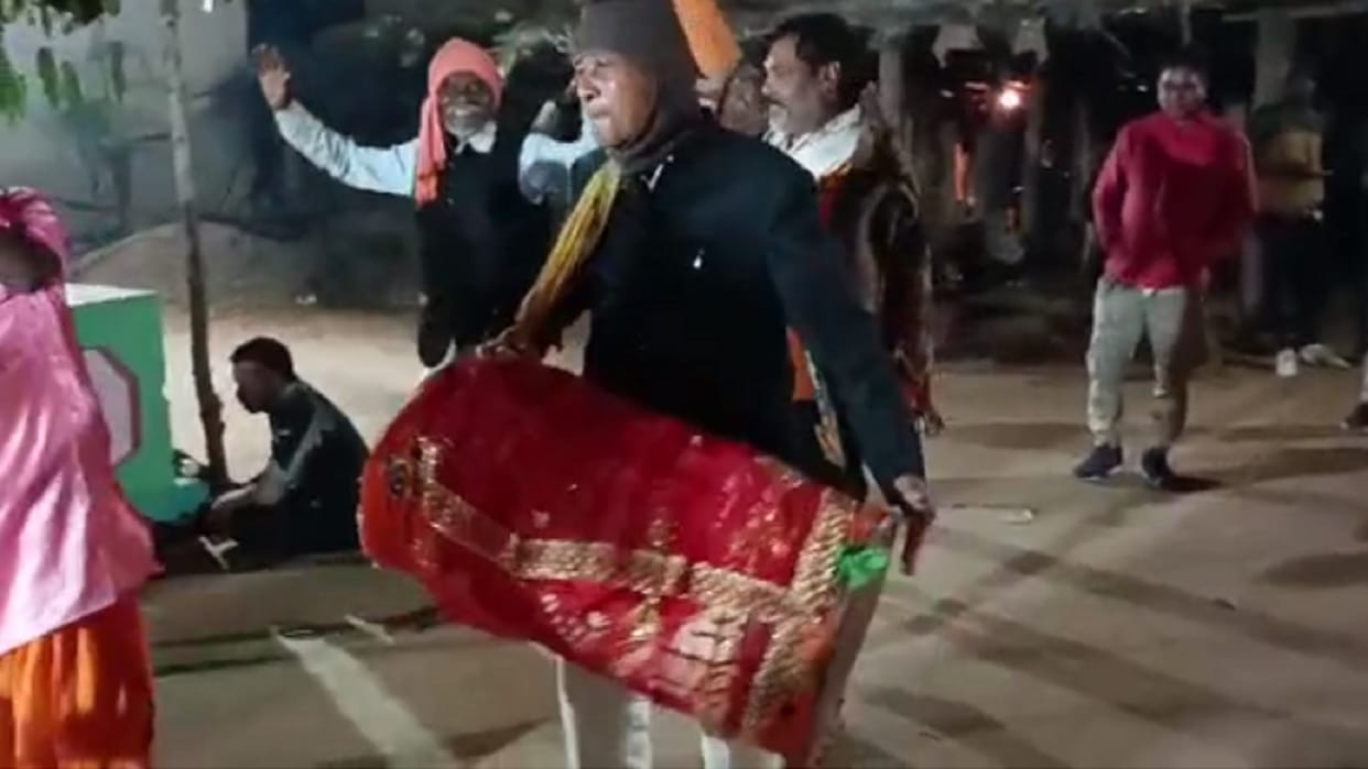 chhattisgarh bjp mla nankiram playing mandar in korba