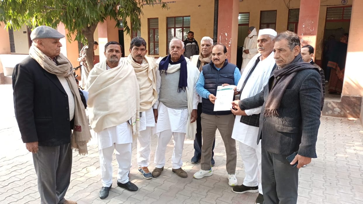 Baghpat News: Farmers roar at Tehsil against not withdrawing the increased electricity rates
