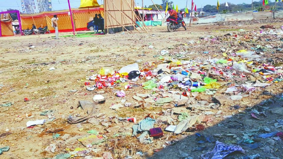 There is a pile of filth in Etah Mahotsav sweepers do not reach even after being on duty