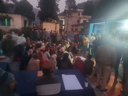ग्रामीणों ने किया थाने का घेराव
