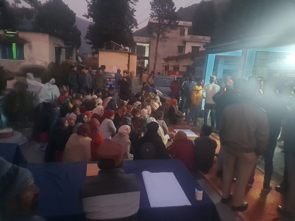 Uttarkashi assault case: Villagers and Karni Sena Protest in police station for Dalit youth was assaulted