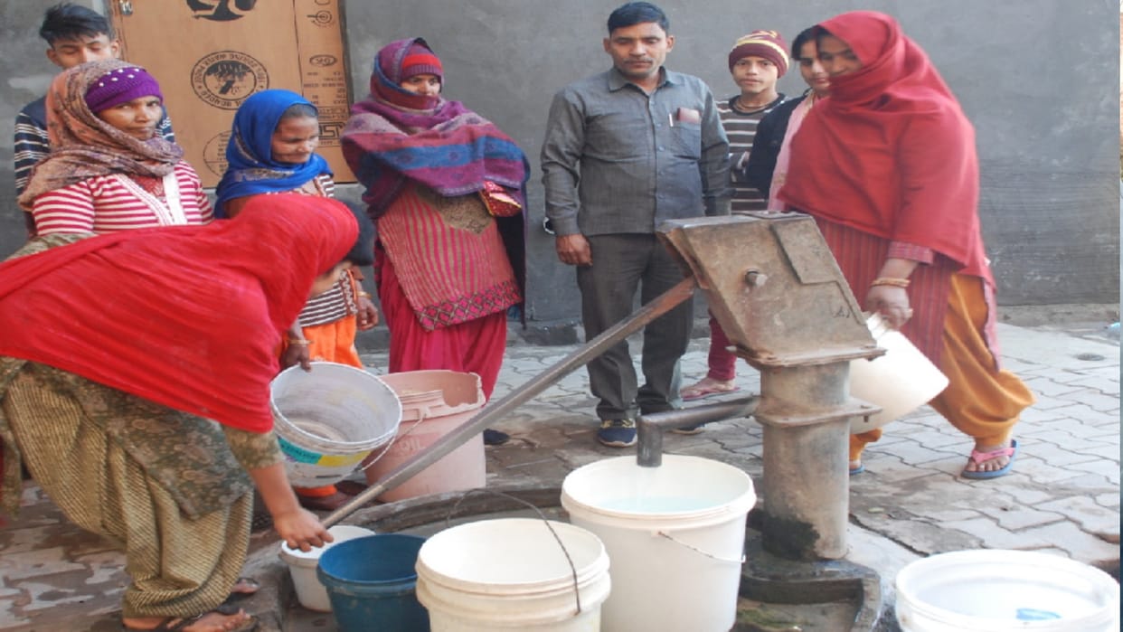 Baghpat: Thick cracks came in the houses due to land subsidence, drinking water system collapsed