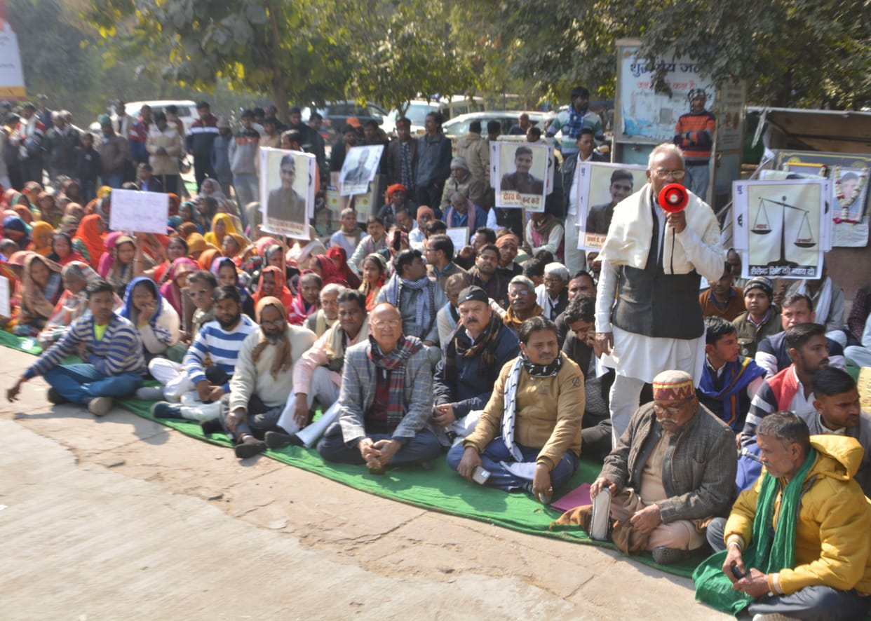 Relatives of MBBS student Shailendra protested at the district headquarters