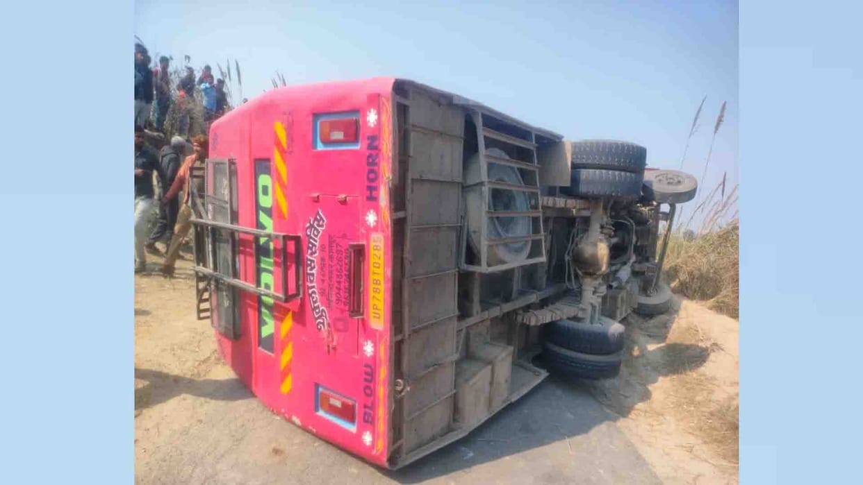 Kanpur Dehat: Uncontrolled bus overturned, many passengers injured