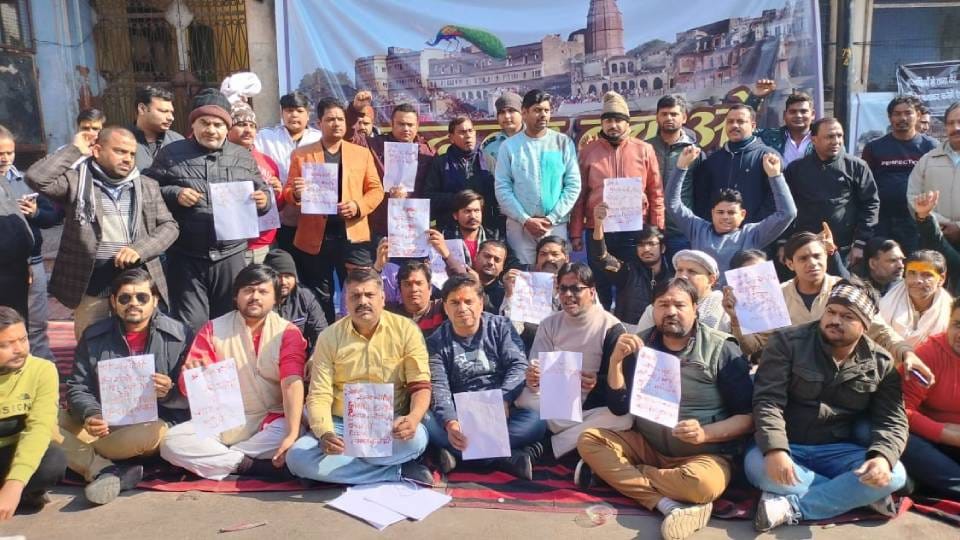 Brijwasi wrote letter to CM Yogi in blood demanding not to build Banke Bihari corridor in Mathura