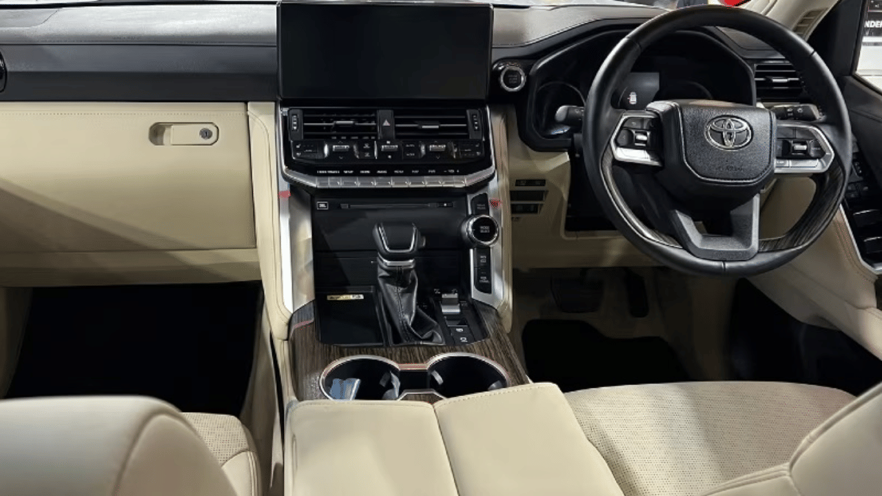 Toyota showcased Land Cruiser 300 at Auto Expo 2023, know its features and price