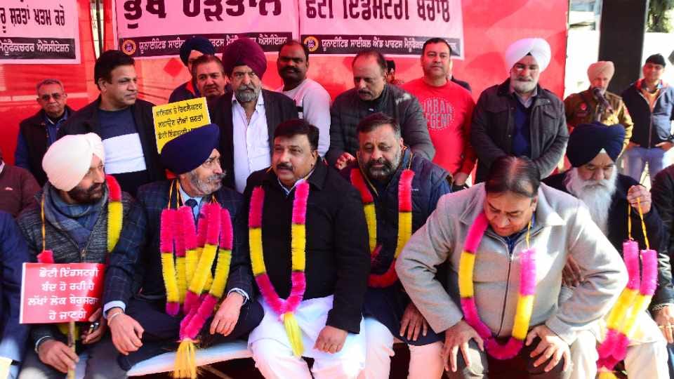 Cycle entrepreneurs sitting on hunger strike in Ludhiana