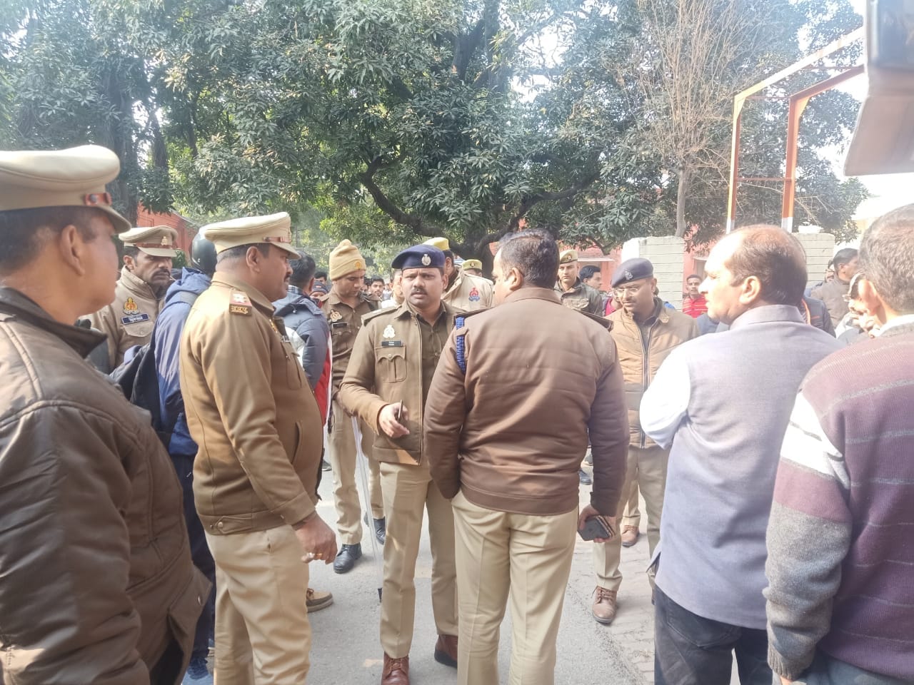 Meerut News: Conflict and firing between two sides of students in Meerut College and see photos