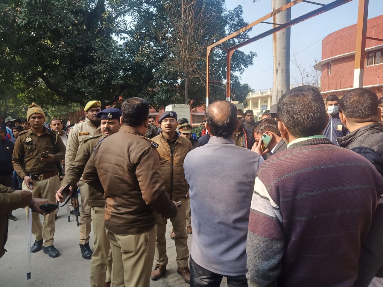 Meerut News: Conflict and firing between two sides of students in Meerut College and see photos