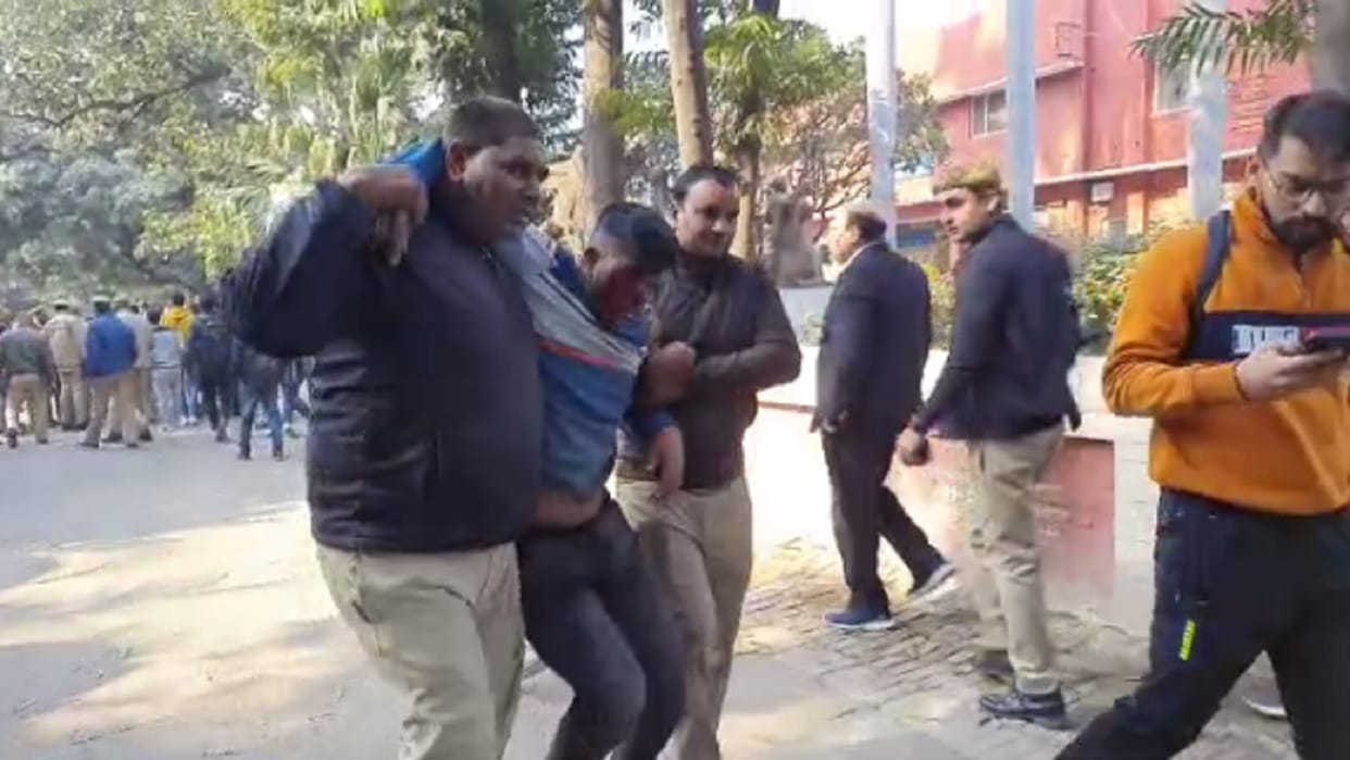 Meerut News: Conflict and firing between two sides of students in Meerut College and see photos