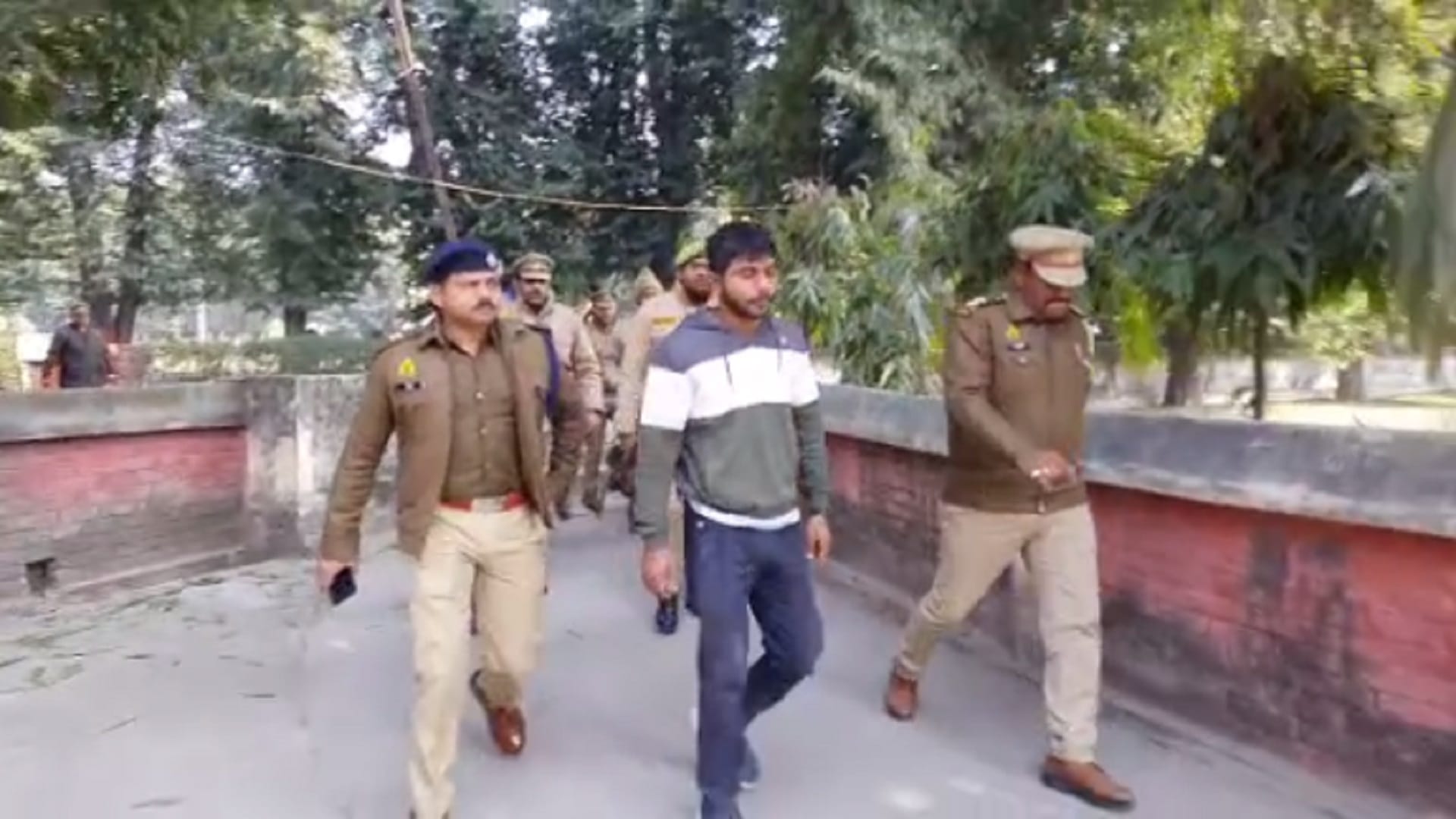 Meerut News: Conflict and firing between two sides of students in Meerut College and see photos