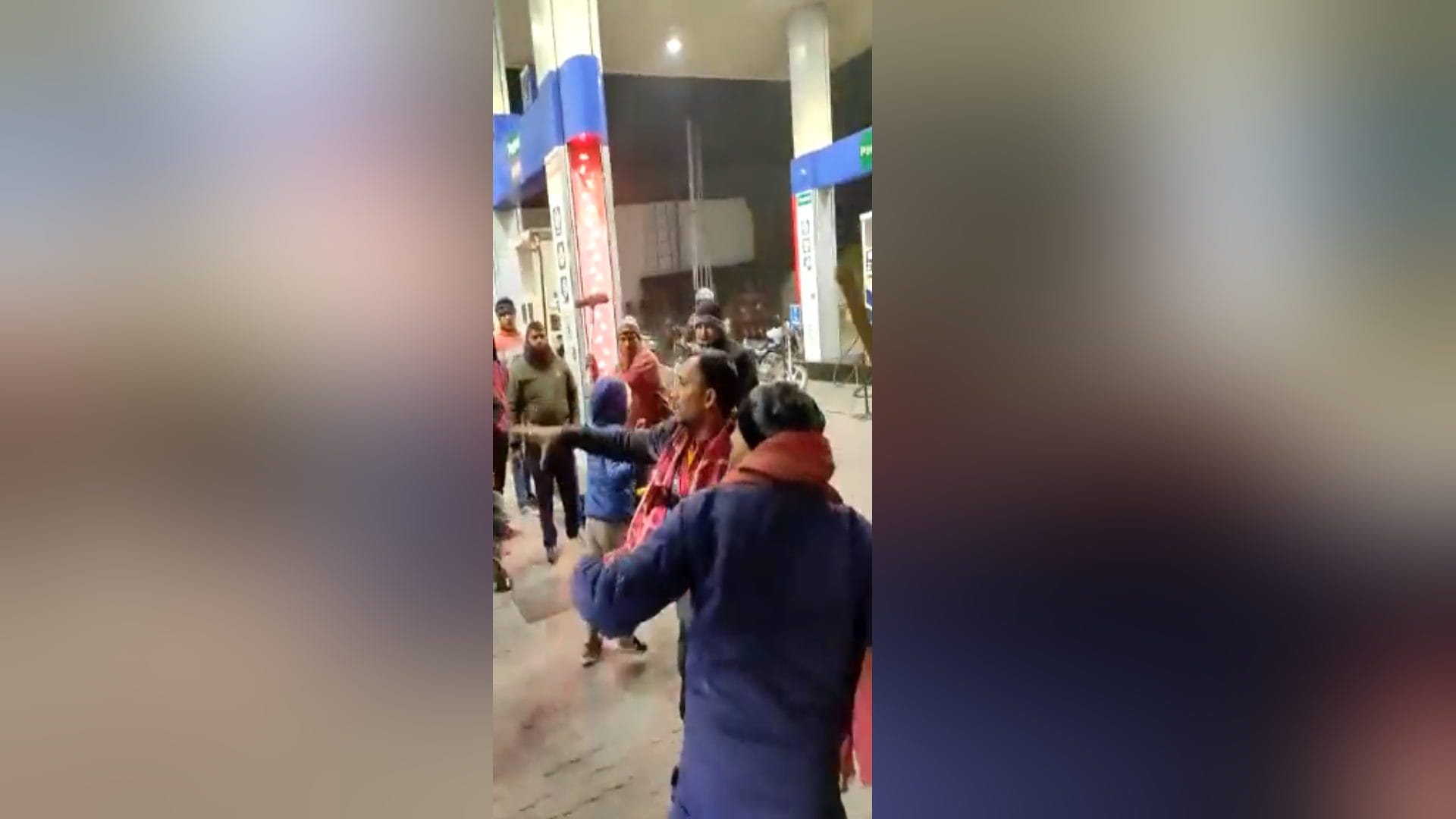 Two sides fight with sticks at petrol pump on Rohta Road in Meerut and video viral
