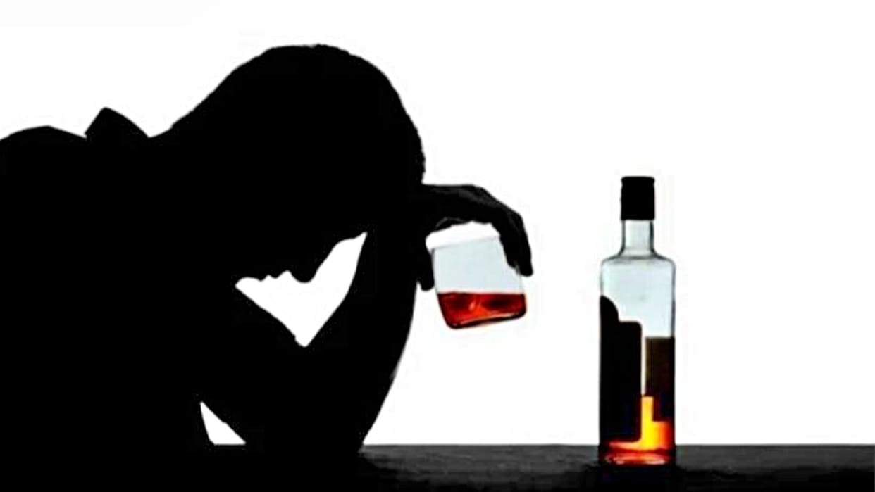 MP News Youth stabbed with knife due to alcoholism in Jabalpur died during treatment