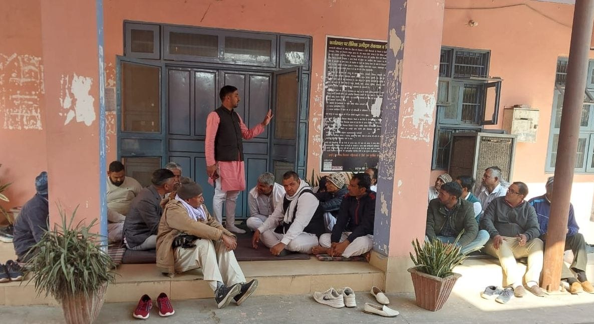 Sarpanch came out in protest against e-tendering, Nahar BDPO office was locked, work was interrupted for two hours