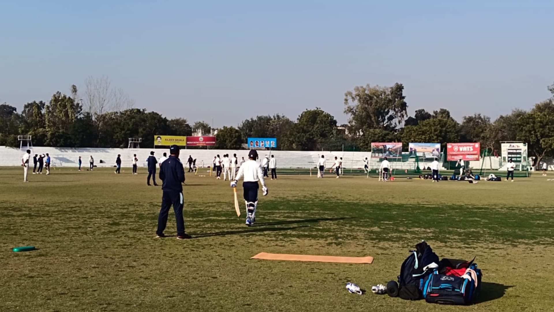 Ranji match: Bees attack at  Bhamashah Stadium Meerut, cricketers lay down on the ground