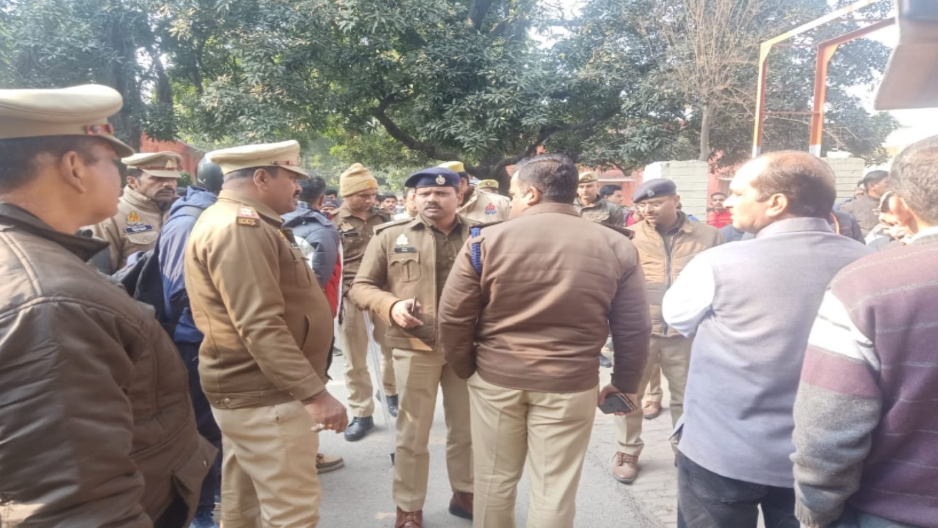 There was fierce firing between the students on two sides at Meerut College and see photos