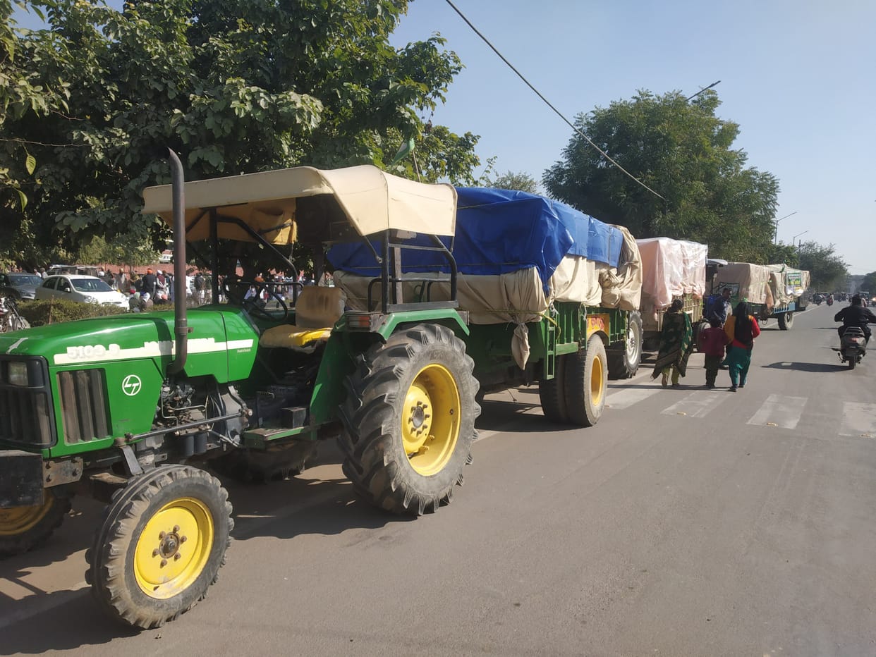 Farmers put up a firm front in front of the small secretariat: Said - will picket only after taking the full compensation amount