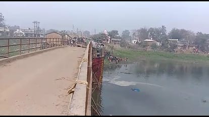 british era bridge on kamla river collapsed in darbhanga with sand loaded truck and two bikes