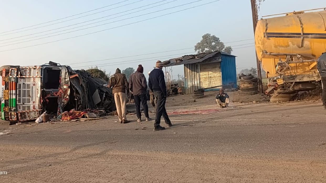 Truck rammed into container standing in Damoh, young man's head shattered in painful incident