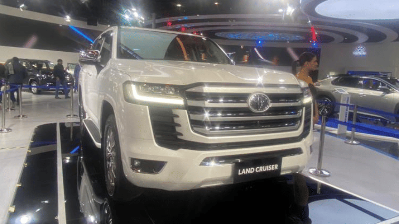 Toyota showcased Land Cruiser 300 at Auto Expo 2023, know its features and price