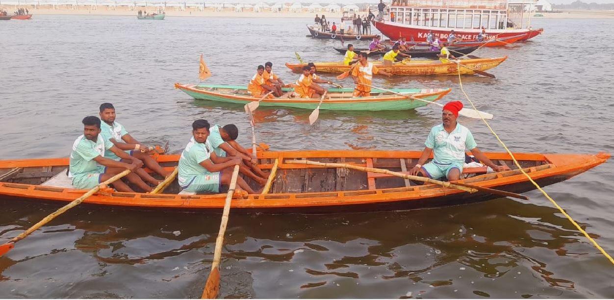 Kashi Keepers team got first place in boat race in varanasi cricketer Praveen Kumar gave trophy