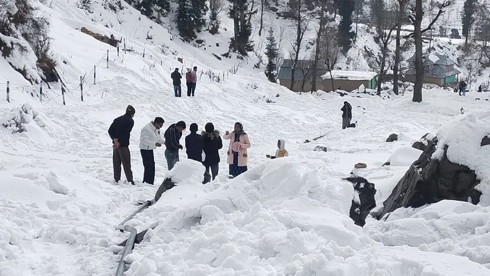 Jammu Kashmir: Tourists reached the tourist places of Savjian and Loran, children compete to enjoy the snow