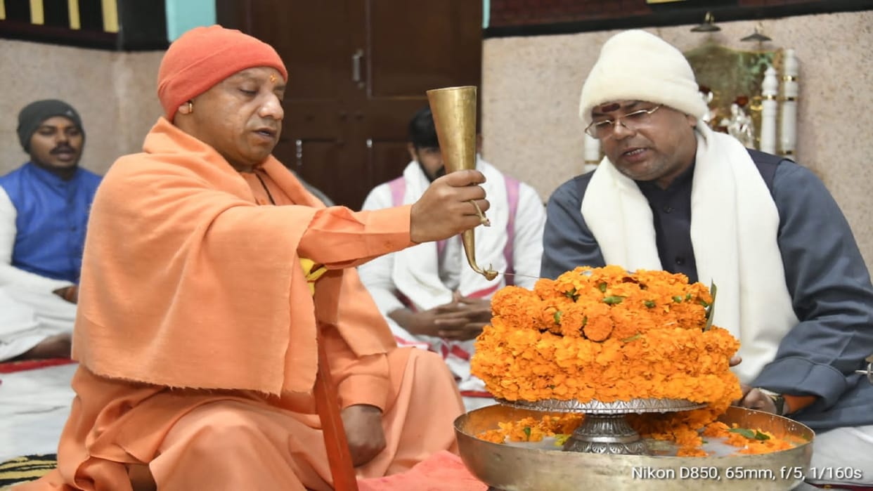 Chief Minister Yogi Adityanath performed Rudrabhishek in Gorakhnath temple, wished for public welfare