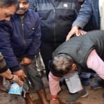 पैर धोते हुए ऊर्जा मंत्री प्रद्युम्न सिंह तोमर
