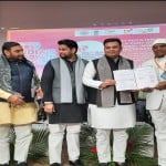 निवेशक इंवेस्टर्स समिट में निवेश प्रस्ताव देते हुए