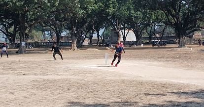 भरवारी कस्बे के मौलवी लियाकत अली नगर में आयोजित क्रिकेट टूर्नामेंट में बैटिंग करता खिलाड़ी