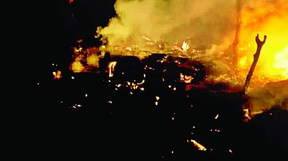 आग में जला एक साल का मासूम: चिंगारी से लगी आग में जली सात झोपड़ियां, मंजर देखकर सिहर जाएंगे चंदौली में लगी आग