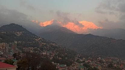 Himachal: हिमाचल में शीतलहर का प्रकोप जारी, आठ क्षेत्रों का न्यूनतम तापमान माइनस में, पांच दिन बारिश-बर्फबारी बर्फ से ढकीं धौलाधार पहाड़ियां।