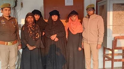 आजमगढ़ जेल में ये क्या हो रहा है!: कैदियों को गांजा देने पहुंची एक ही परिवार की चार महिलाएं, पुलिस ने पकड़ा जेल के अंदर गांजा की होती है सप्लाई, चार महिला तस्कर गिरफ्तार